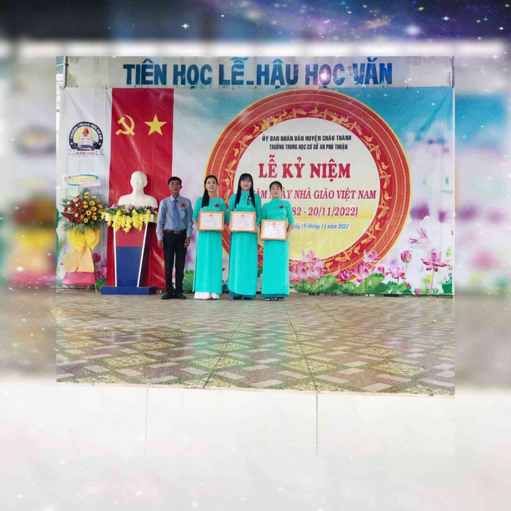 TRAO BẰNG KHEN CHO GV ĐẠT THÀNH TÍCH XUẤT SẮC